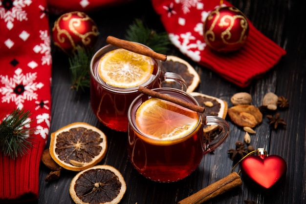 Vin chaud fruité sur fond de bois aux épices.