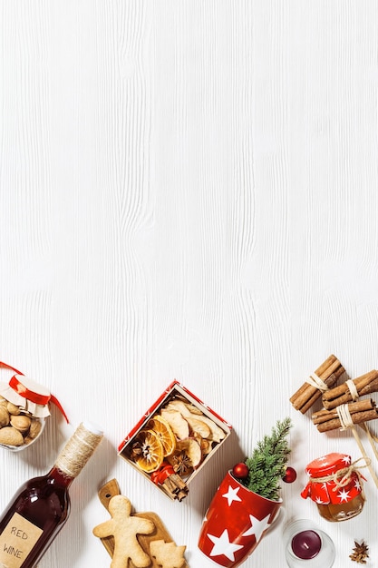 Vin chaud Ingrédients comme coffret cadeau bricolage cadeau fait main avec fruits secs miel épices noël