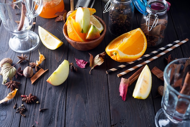 Vin chaud et ingrédients de Noël.