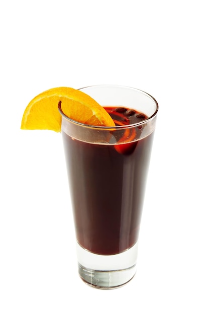 Vin chaud isolé sur blanc