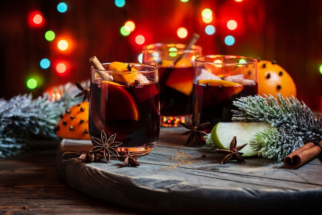 Vin chaud avec des lumières floues colorées