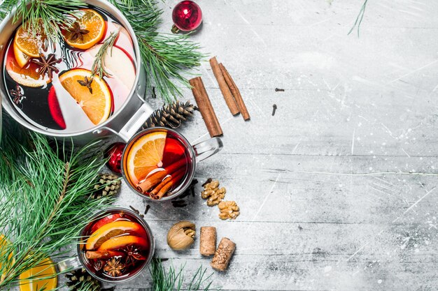 Vin chaud de Noël aux épices aromatiques