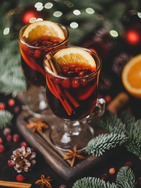 Vin chaud de Noël aux épices et oranges Boisson traditionnelle pour Noël