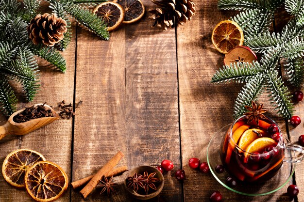 Vin chaud de Noël aux épices sur une table rustique en bois