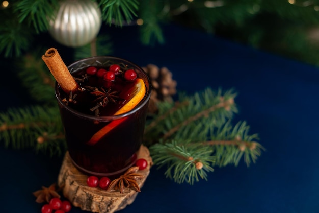 Vin chaud de Noël avec bâton de cannelle, orange, anis et clous de girofle sur fond bleu. Vacances d'hiver.