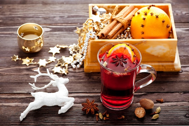 Vin chaud de Noël et une boîte de jouets de Noël