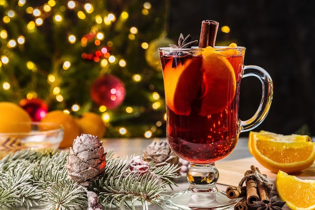 Vin chaud de Noël, cannelle et branches d'épinette