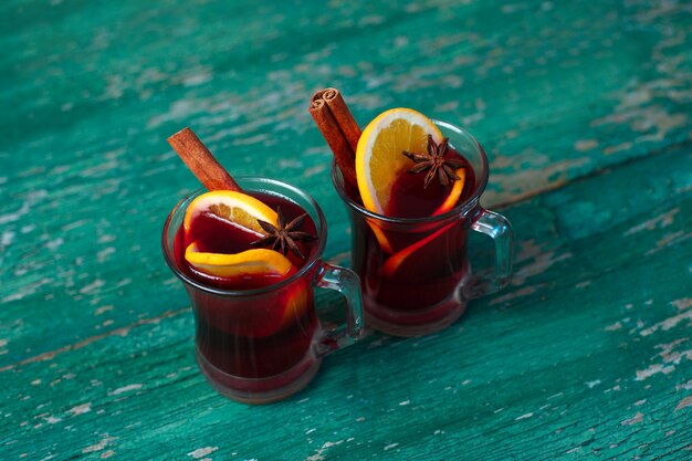 Photo vin chaud de noël à la cannelle, à la cardamome et à l'anis sur bois