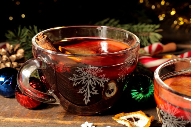 Vin chaud de Noël à la cannelle et à l'orange