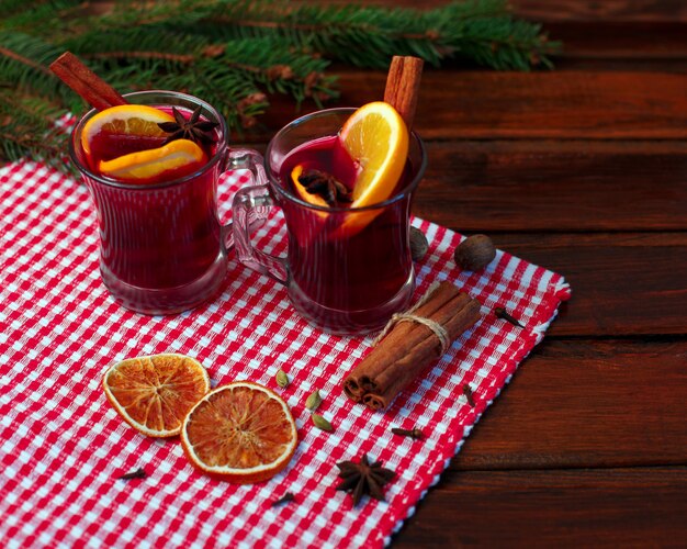 Vin chaud de Noël à la cardamome et à l&#39;anis cannelle