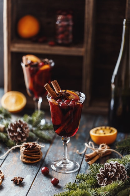 Vin chaud de Noël dans un verre d'épices, d'agrumes et de canneberges. Ambiance de Noël.