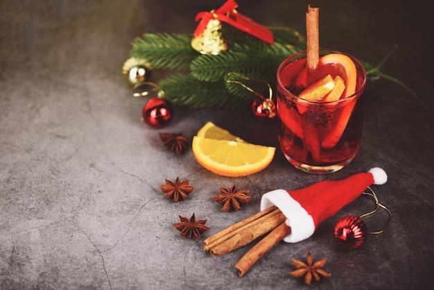 Vin chaud de Noël de délicieuses vacances comme des fêtes avec des épices d'anis étoilé à la cannelle orange pour des boissons de Noël traditionnelles vacances d'hiver