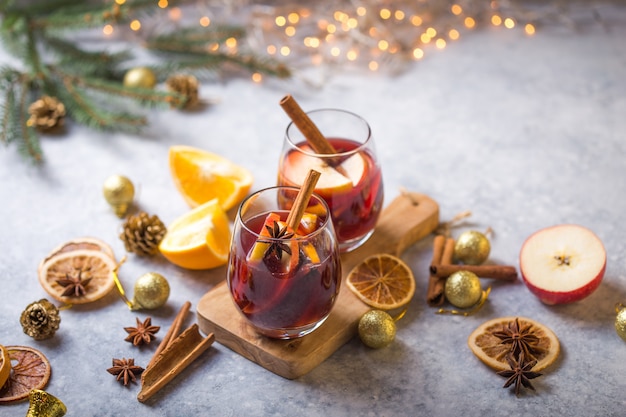 Vin chaud de Noël de délicieuses vacances comme des fêtes avec des épices anis étoilé cannelle orange.