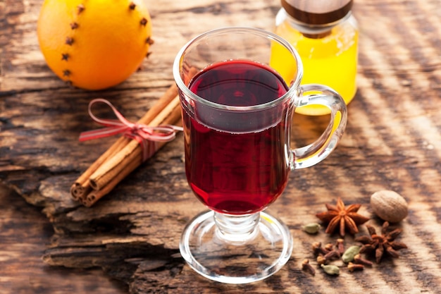 Vin chaud de Noël sur un fond en bois horizontal