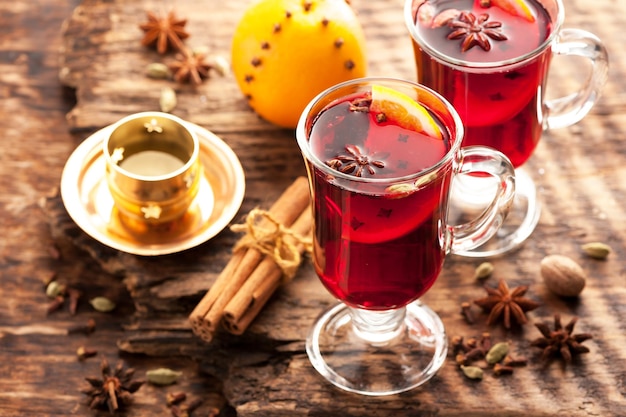 Vin chaud de Noël sur un fond en bois horizontal