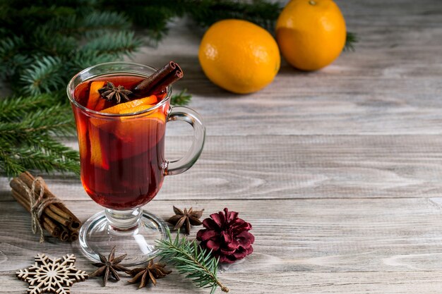 Vin chaud de Noël et mandarines aux bâtons de cannelle