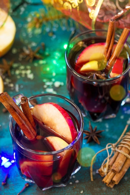 Vin chaud de Noël ou sangria aux épices en gros plan Deux verres de vin chaud