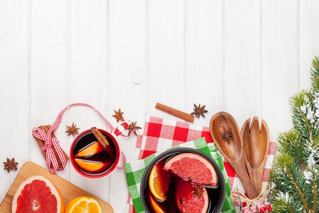 Vin chaud de Noël sur table en bois