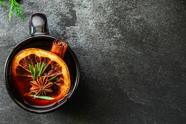 Vin chaud de Noël sur une table en bois