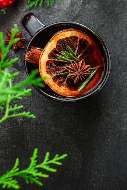 Vin chaud de Noël sur une table en bois