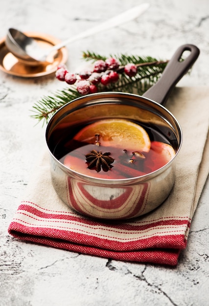 Photo vin chaud de noël sur la table. vin chaud aux épices et piquant