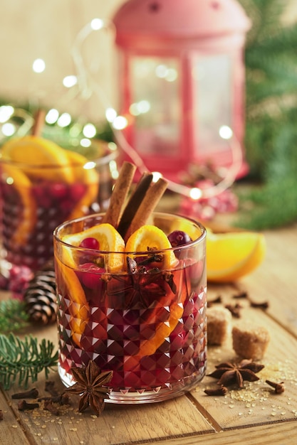 Vin chaud de Noël Verres de vin chaud aux épices aromatiques cannelle anis sucre et branches de sapin avec bokeh et décorations Boisson festive traditionnelle de Noël Boisson de Noël d'hiver