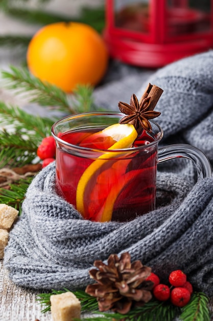 Vin chaud à l&#39;orange, à l&#39;anis et à la cannelle