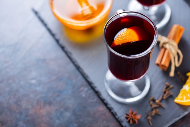 Vin chaud à l'orange et aux épices en coupes