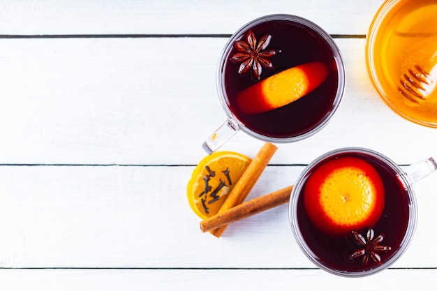 Vin chaud à l'orange et aux épices en coupes