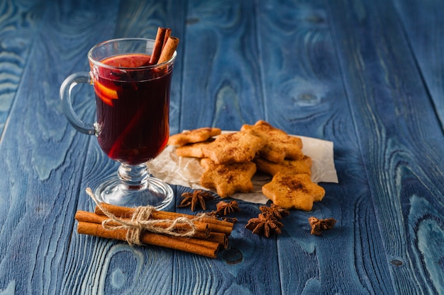 Vin chaud à l'orange et aux épices sur fond sombre avec copie espace