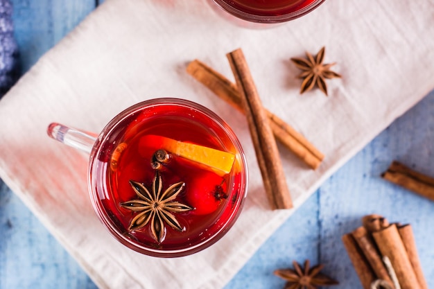 Vin chaud à l'orange à la cannelle et aux baies dans des verres Boissons maison d'hiver Vue de dessus Gros plan