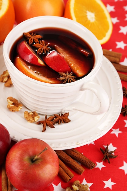 Vin chaud parfumé dans un bol sur une serviette en gros plan