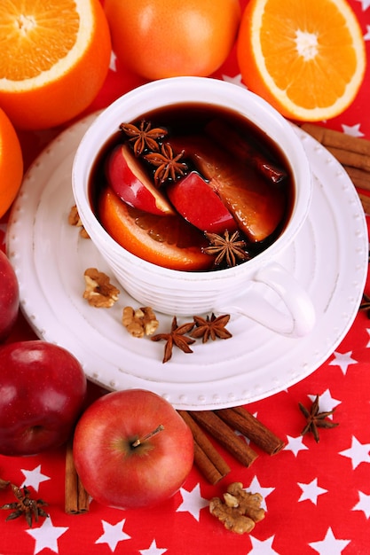 Vin chaud parfumé dans un bol sur une serviette en gros plan