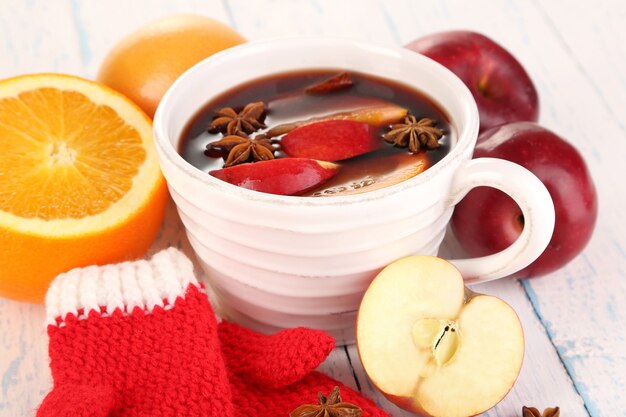 Vin chaud parfumé dans un bol sur une table en bois close-up