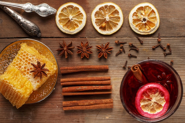 Vin chaud parfumé sur une table en bois. Ingrédients. Rustique.