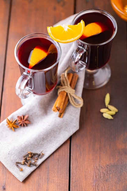 Vin chaud sur une planche de bois.