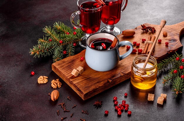 Vin chaud pour l'hiver et Noël avec diverses épices