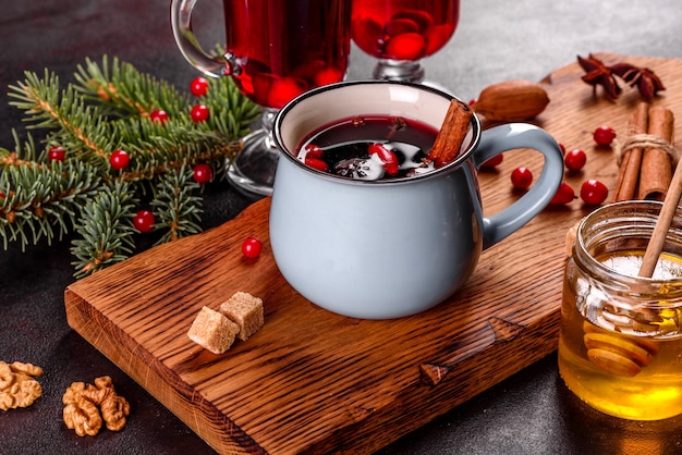 Vin chaud pour l'hiver et Noël avec diverses épices