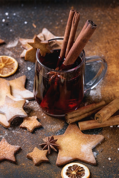 Vin chaud rouge chaud avec des biscuits