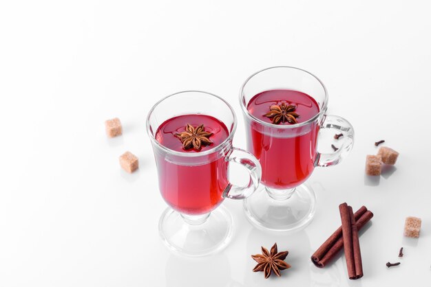 Vin chaud rouge isolé sur fond blanc avec des épices de Noël et des sablés