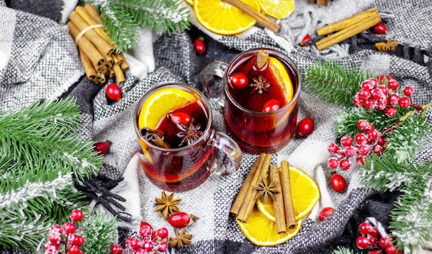 Vin chaud sur une table en bois. Notion de nouvel an. Noël