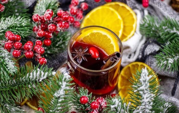 Vin chaud sur une table en bois. Notion de nouvel an. Noël