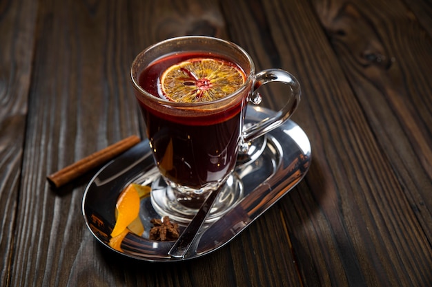 Vin chaud sur une table en bois