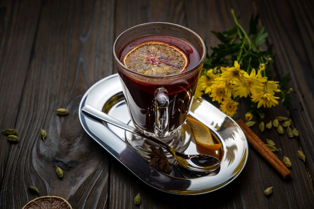 Vin chaud sur une table en bois