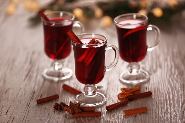 Vin chaud sur table en bois