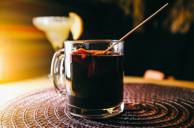 Vin chaud sur la table du restaurant. Cocktail alcoolisé.