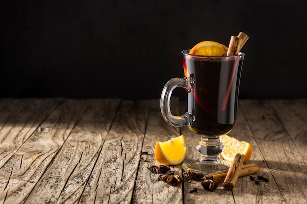 Vin chaud traditionnel aux épices sur table en bois