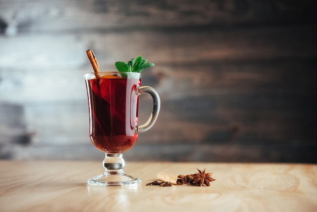 Vin chaud avec une tranche d'épices orange.