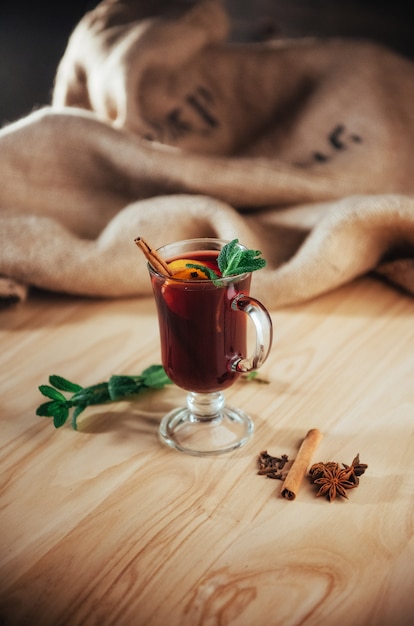 Vin chaud avec une tranche d'épices orange.