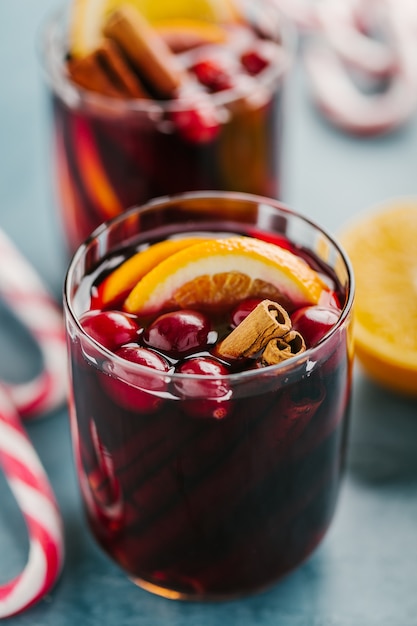 Vin chaud en verre sur table bleue